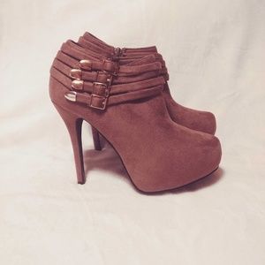 😍 NWOT Tan Suede Stiletto Booties 😍